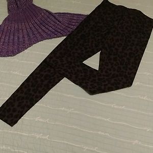 Black and grey leopard print leggings.